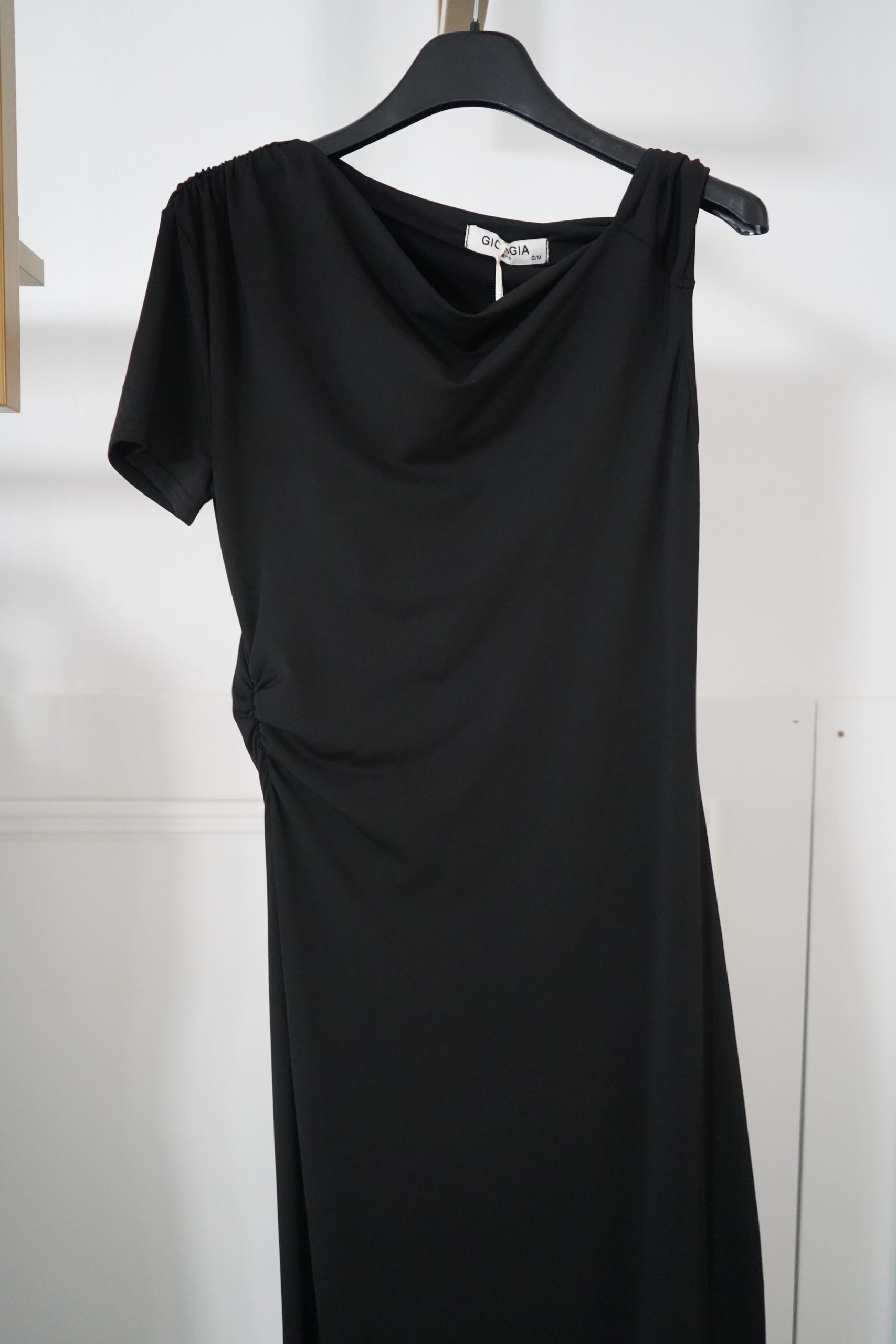 vestido licra com peça dourada