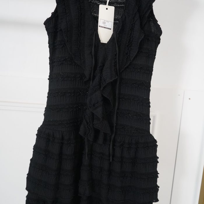 vestido curto preto folhos