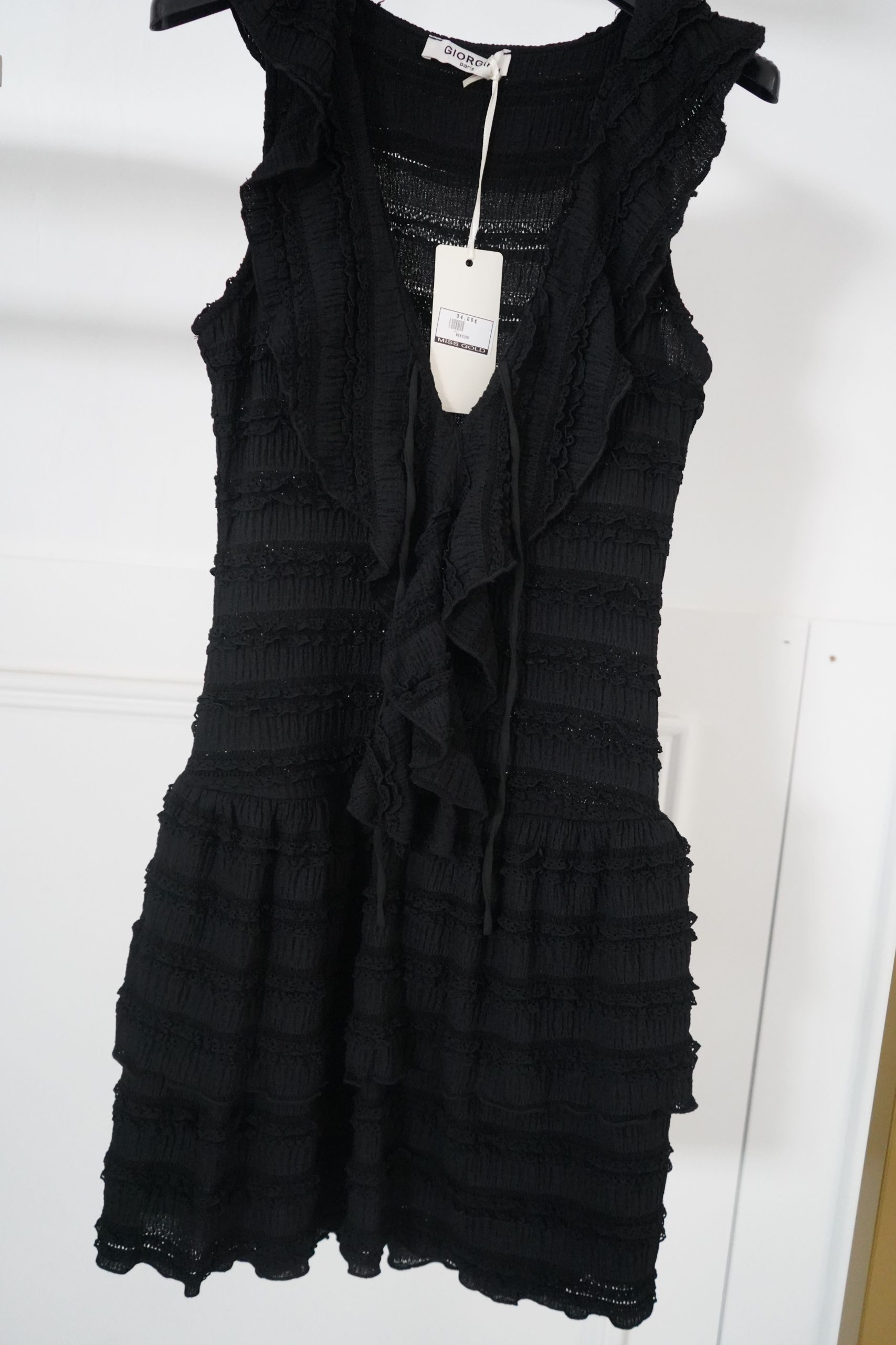 vestido curto preto folhos