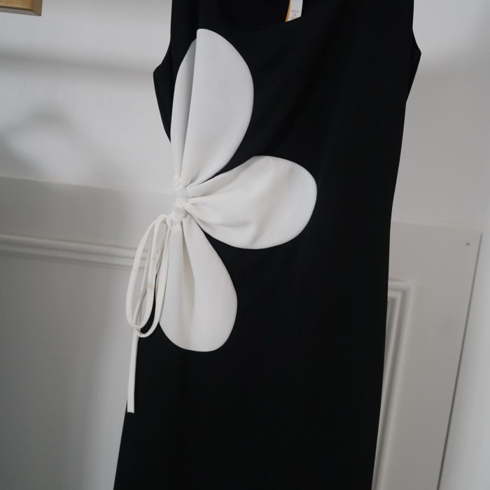 vestido preto flor com abertura