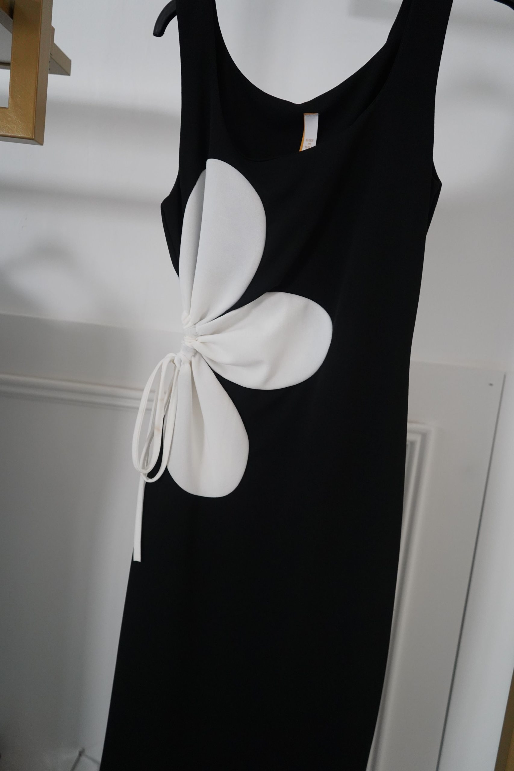 vestido preto flor com abertura