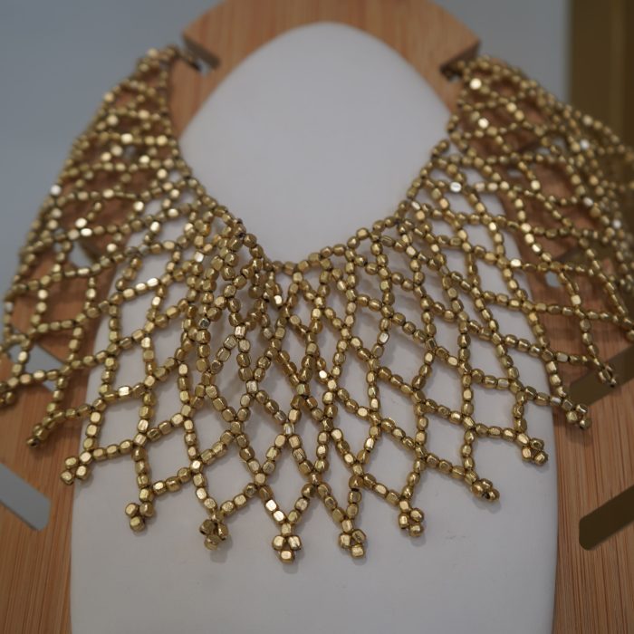 colar dourado cleo