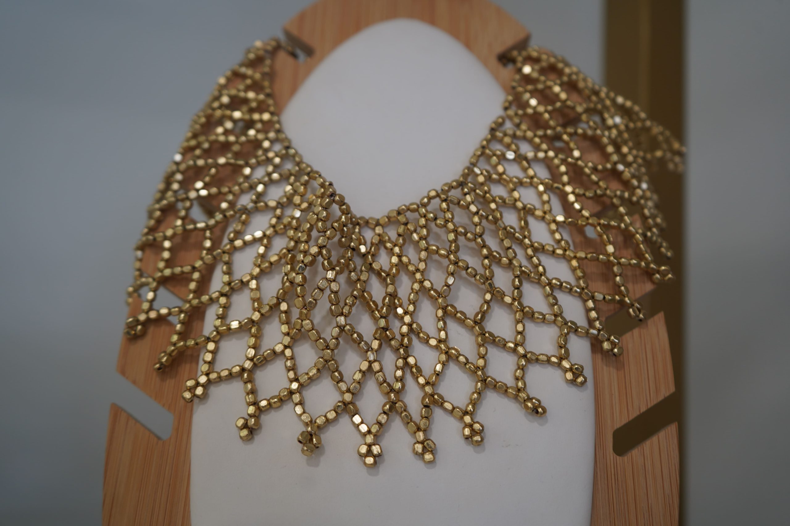 colar dourado cleo