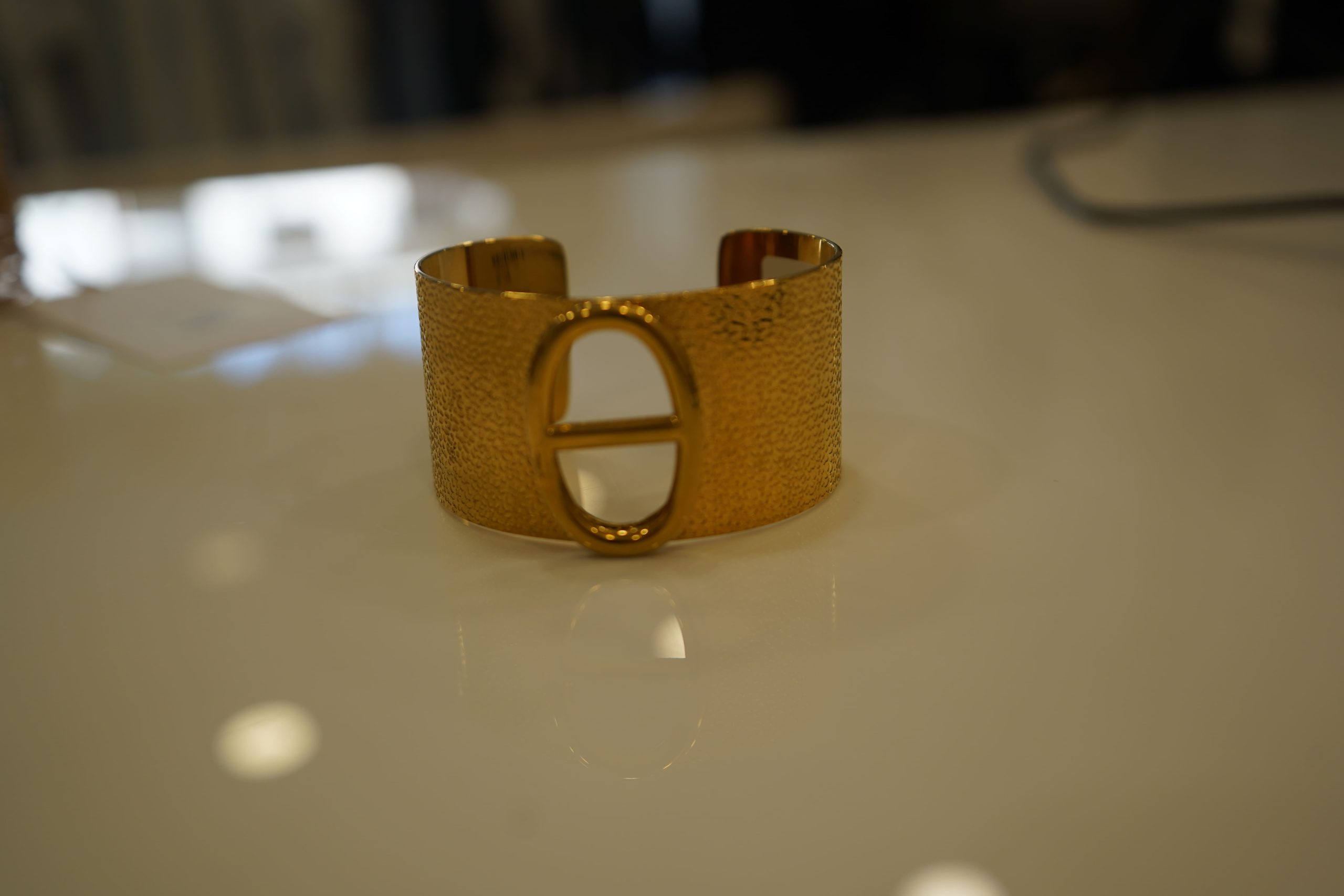 pulseira dourada larga