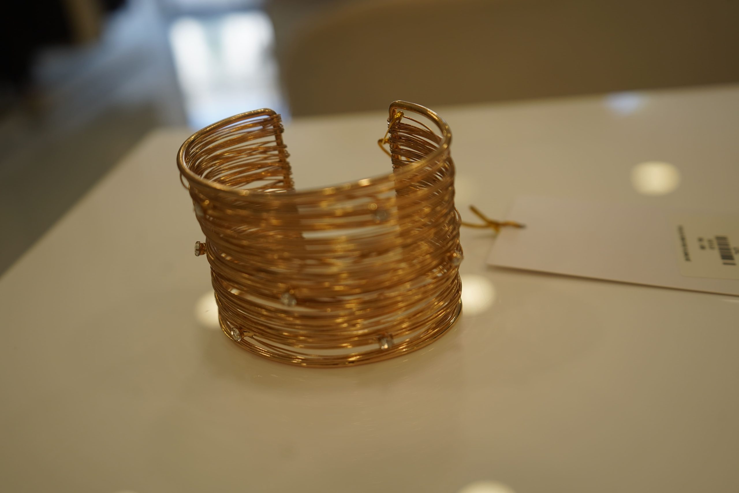 pulseira dourada brilhos