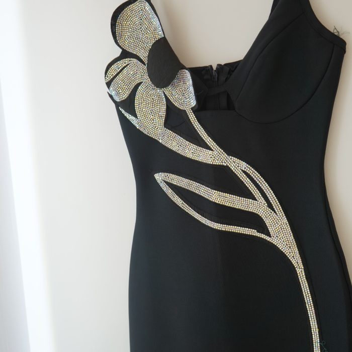 vestido preto flor brilho