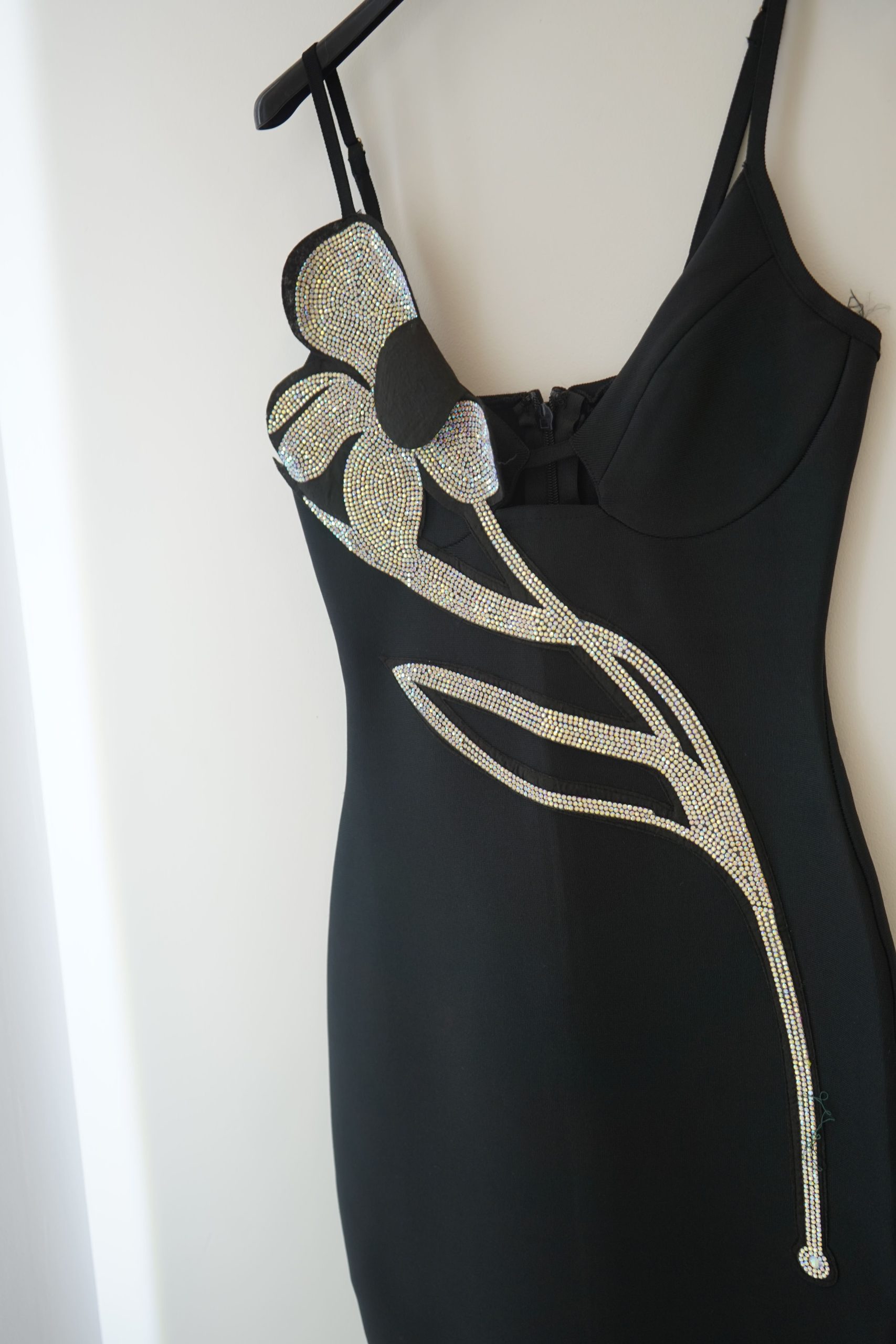 vestido preto flor brilho