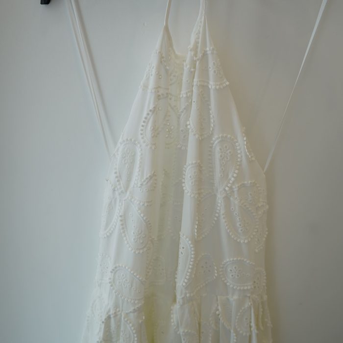 vestido halter bordado ingles
