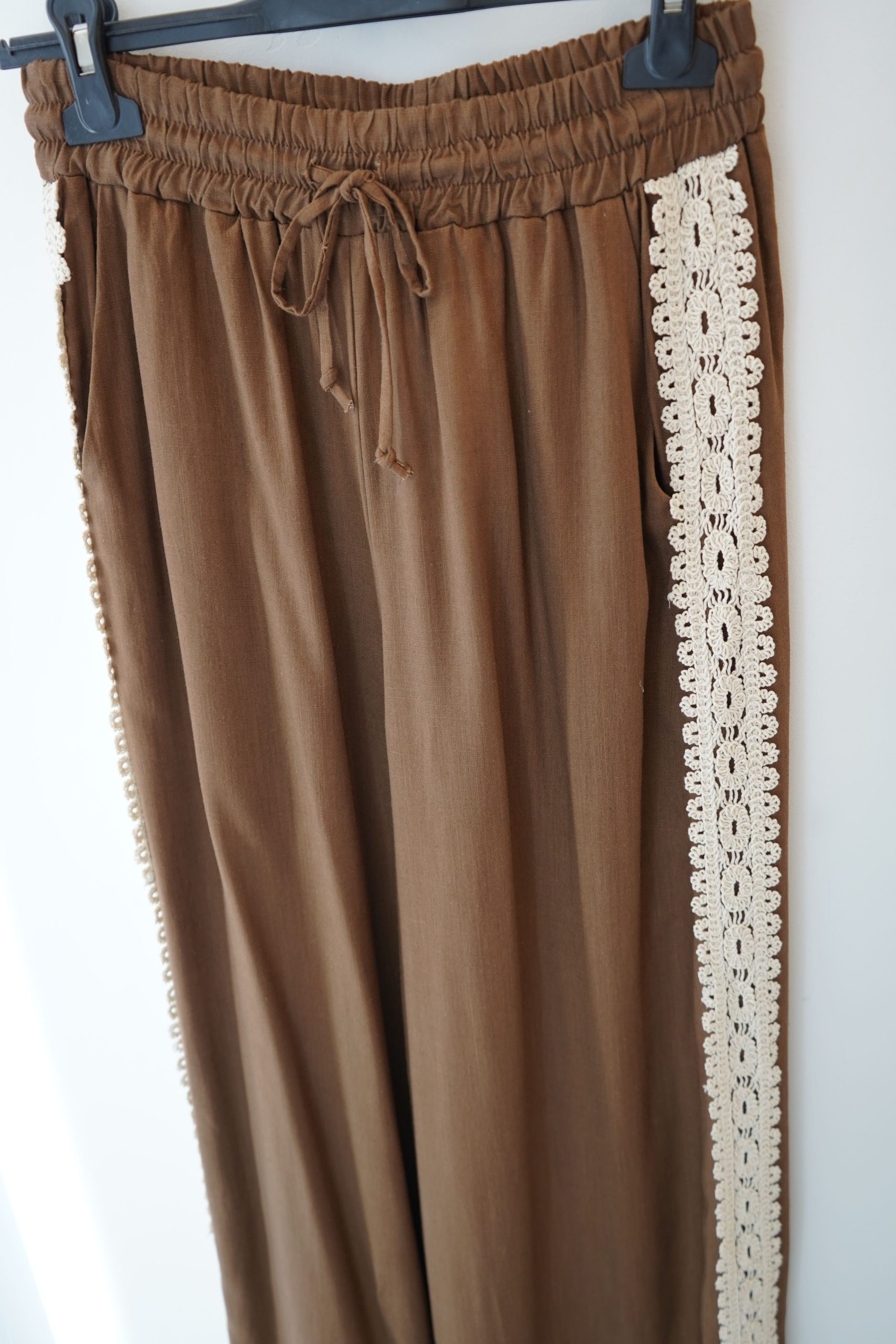 calça linho c/ renda lateral