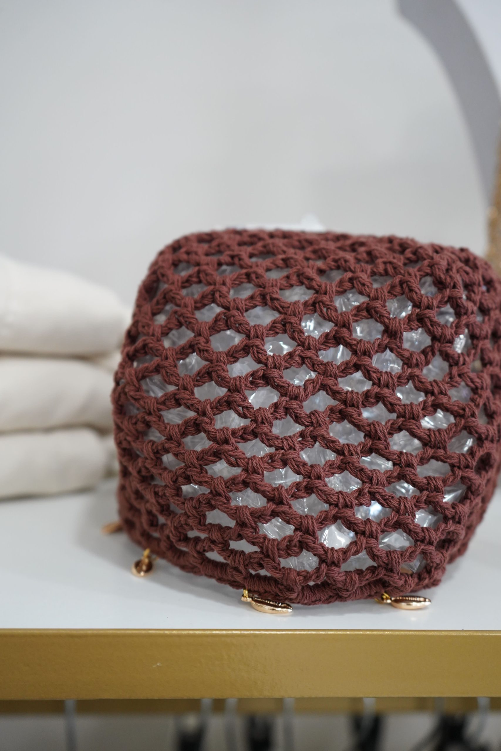 CASQUETE CROCHE CASTANHA C BEIJNHO DOURADO