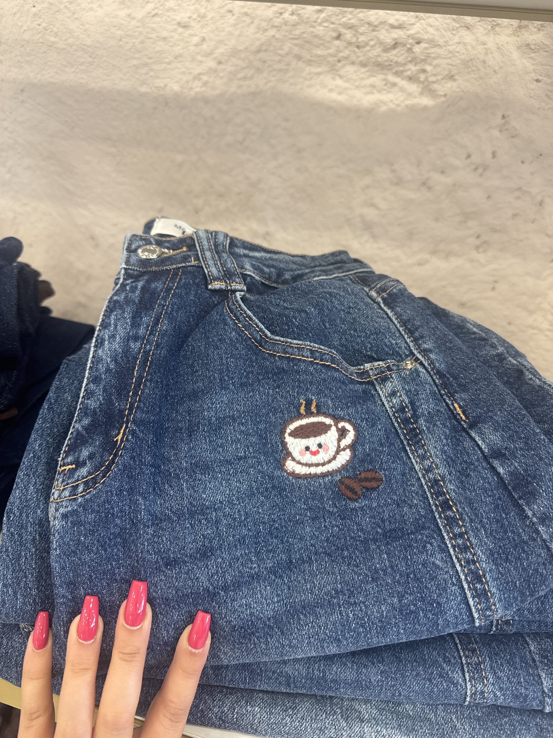 JEANS BALLON COM BONECOS