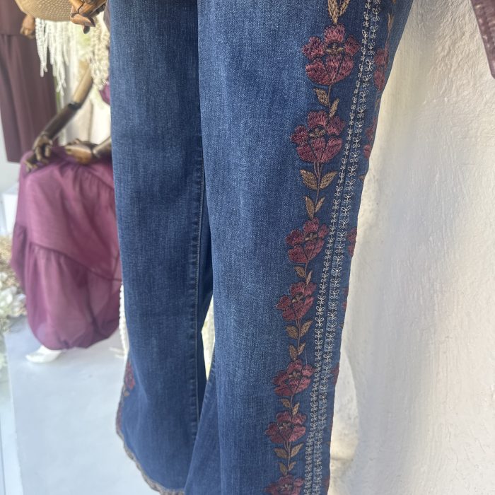CALÇA GANGA ESCURA BORADADO BORDO