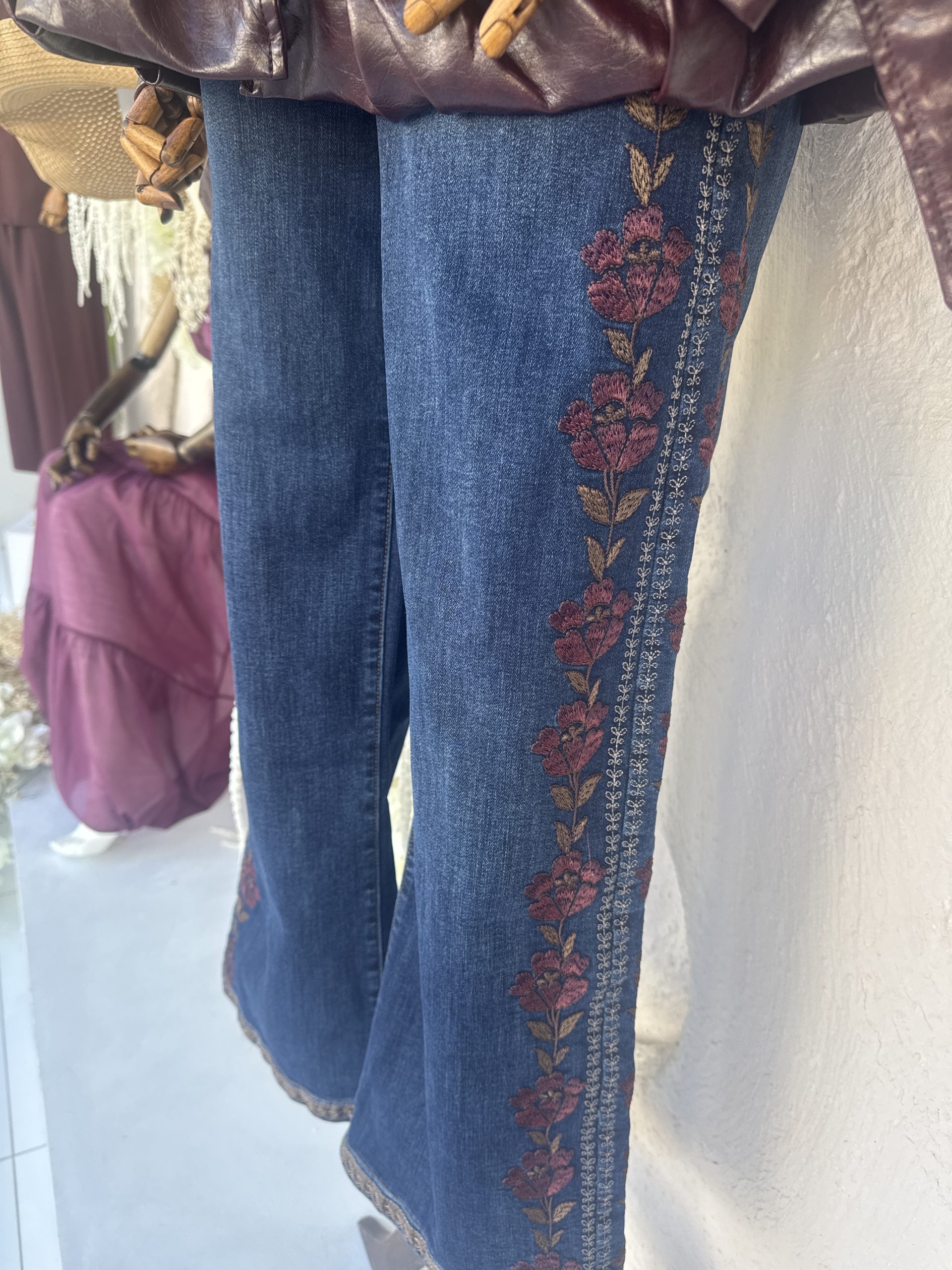 CALÇA GANGA ESCURA BORADADO BORDO