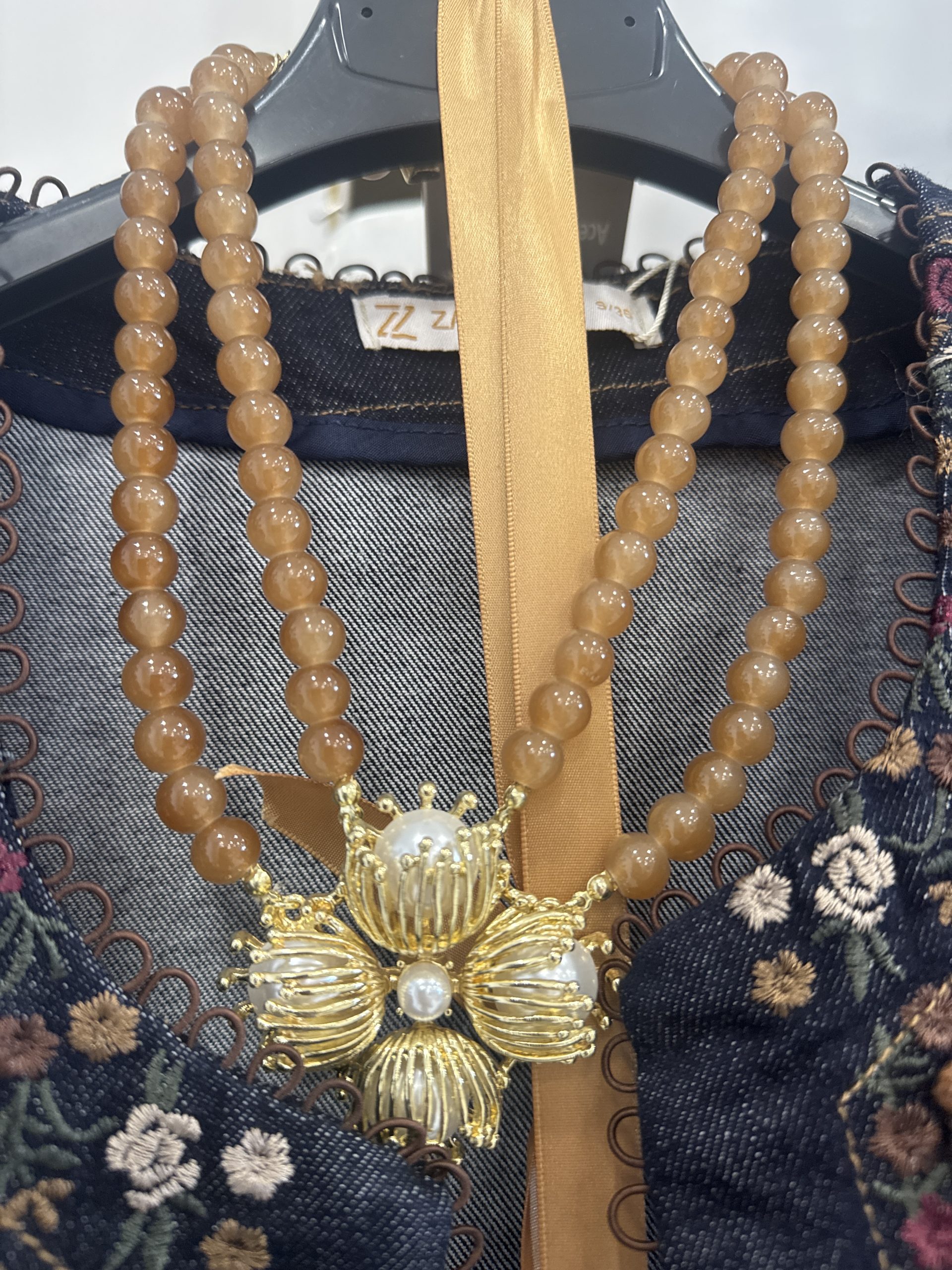 COLAR PEDRAS CAMEL C FLOR