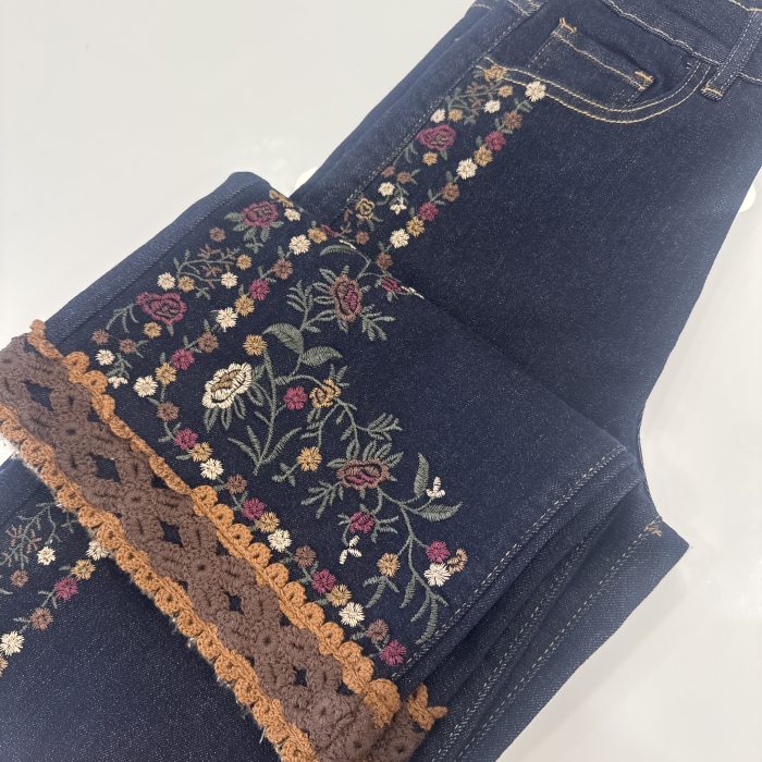 CALÇA GANGA ESCURO C BORDADO E CAMEL BAINHA