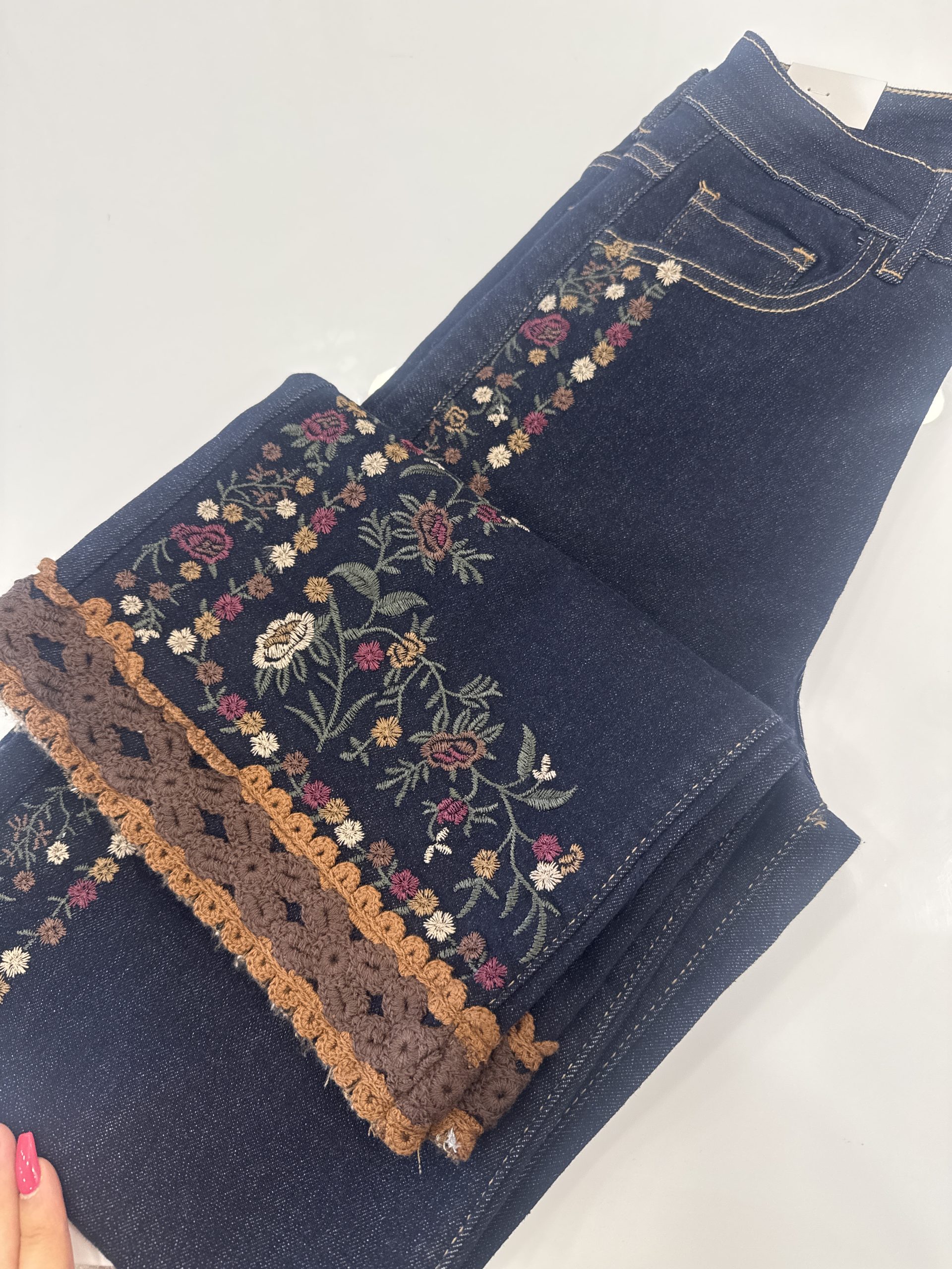 CALÇA GANGA ESCURO C BORDADO E CAMEL BAINHA