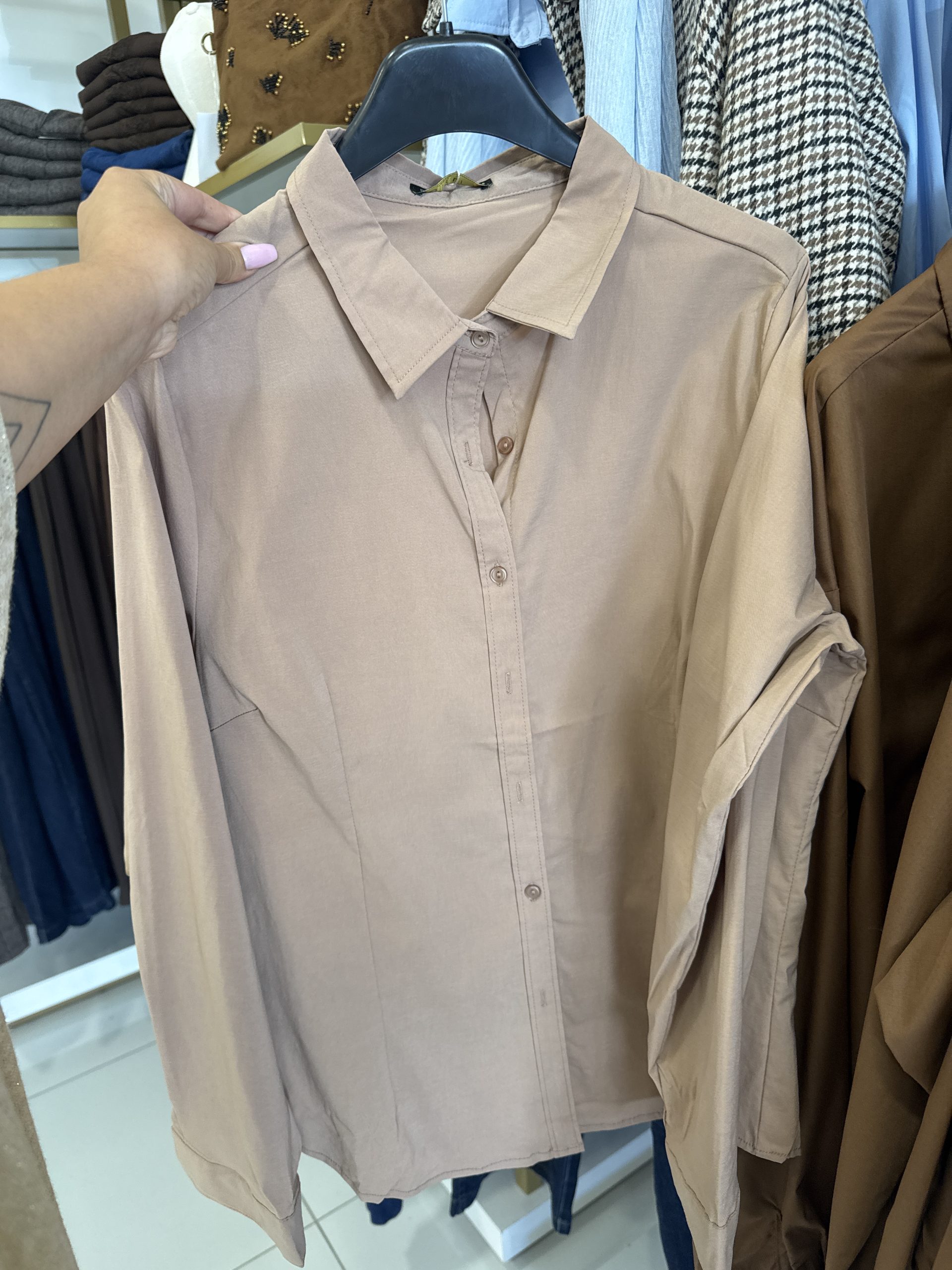 CAMISA BASICA CINTADA ELASTICA